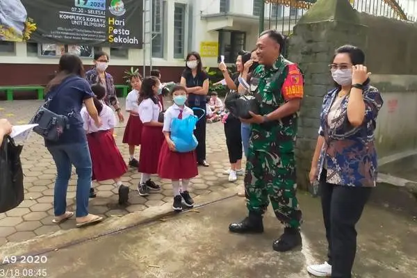Babinsa Klojen Dampingi Siswa SDK Santo Yusuf Bagi Sembako