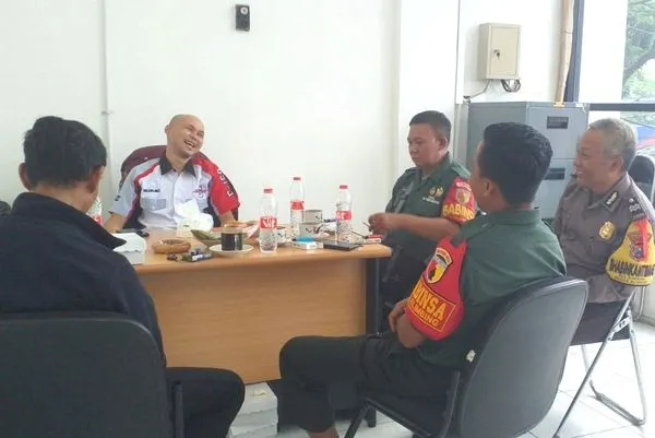 Babinsa Koramil Blimbing Komsos dengan Kasi Trantib Kelurahan Blimbing