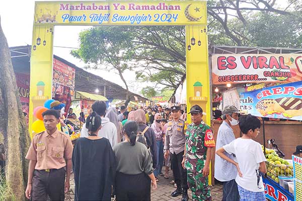 Babinsa Koramil Kedungkandang monitoring Pasar Takjil Sawojajar. (ist) - Babinsa Koramil Kedungkandang Monitoring Pasar Takjil Sawojajar