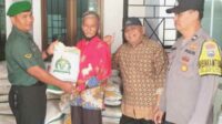 Babinsa Koramil Klojen dampingi penyaluran bansos bantuan pangan. (ist) - Babinsa Koramil Klojen Dampingi Penyaluran Bansos Bantuan Pangan