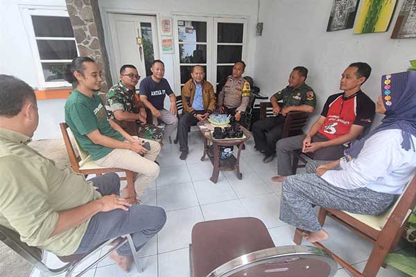 Babinsa Lowokwaru dampingi mediasi antar warga Merjosari berselisih paham. (ist) - Babinsa Lowokwaru Dampingi Mediasi Antar Warga Merjosari Berselisih Paham