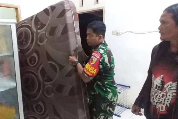 Babinsa Sukun Bantu Evakuasi Warga Musibah Longsor Mulyorejo