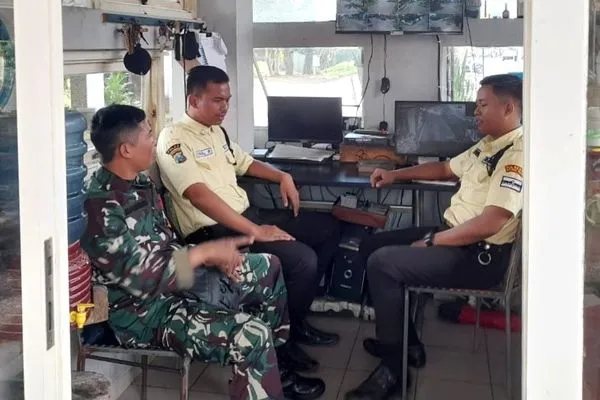 Babinsa Tunggulwulung Komsos Bersama Security Pertokoan Permata Jingga