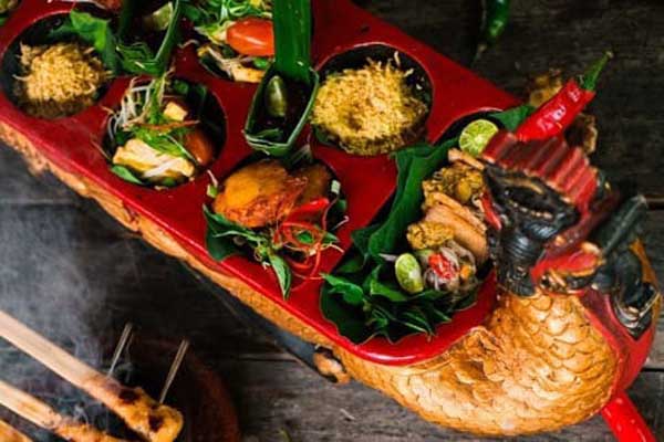 Berbagai makanan dihidangkan dalam congklak. (ist) - Hotel Tugu Malang Persembahkan Paket Sahur dan Berbuka Kuliner Nusantara di Atas Congklak