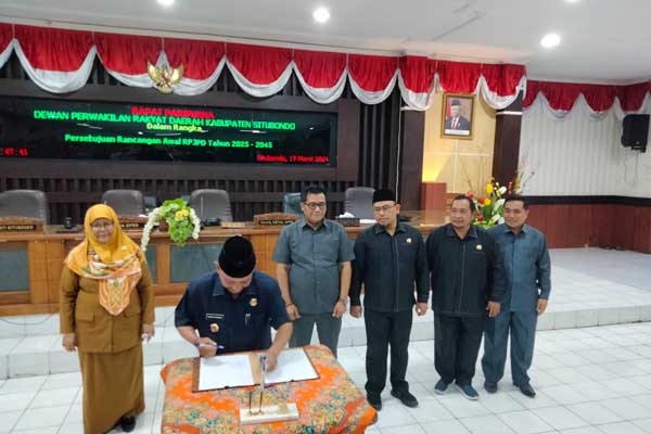 Bupati Situbondo pada Rapat Paripurna Persetujuan RPJPD) tahun 2025 – 2045, Selasa (19/3/2024). (Seru.co.id/ada) - DPRD Situbondo Gelar Paripurna Persetujuan Rancangan Awal RPJPD Tahun 2025-2045
