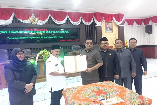 Bupati saat menyampaikan rancangan awal RPJPD Kabupaten Situbondo Tahun 2025-2045 kepada anggota DPRD Kabupaten Situbondo, Rabu (13/3/2024). (Seru.co.id/ads) - Bung Karna Sampaikan Rancangan Awal RPJMD Kabupaten Situbondo Tahun 2025-2045 di DPRD