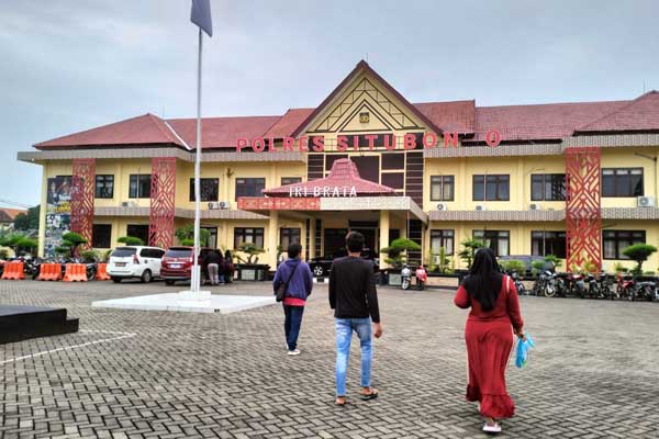 Dalam laporannya ke SPKT Polres Situbondo, perempuan 24 tahun mengaku tertipu oleh terlapor, dengan nominal sebesar Rp 27 juta. (Seru.co.id/aza) - Gelapkan Uang Tabungan Lebaran, Seorang IRT Laporkan Pemilik Butik di Situbondo