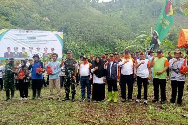 Dandim 0823 dan Bupati Situbondo Tanam Ribuan Bibit Pohon Gunung Patemon