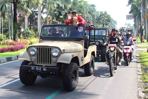 Dandim 0833 bersama Forkopimda Kota Malang arak Piala Adipura. (ist) - Dandim 0833 Bersama Forkopimda Kota Malang Arak Piala Adipura