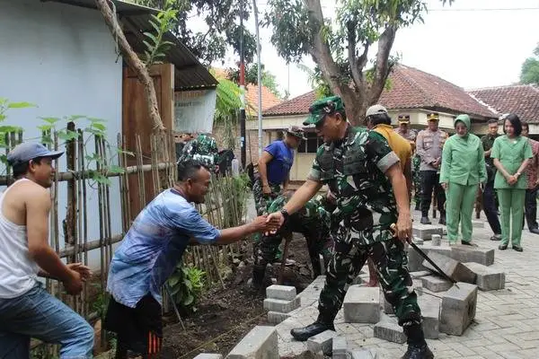 Danrem 083/Bdj Bersama Ketua Persit KCK Koorcabrem 083 Tinjau TMMD ke-119