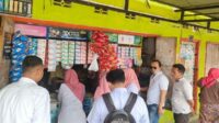 Disperindag bersama Satgas Pangan Polres Pamekasan saat melakukan pengecekan ketersediaan beras di pasar tradisional. (Seru.co.id /udi) - Jelang Bulan Suci Ramadan, Disperindag bersama Satgas Pangan Polres Pamekasan Pastikan Ketersediaan Beras Aman