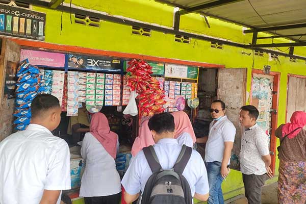 Disperindag bersama Satgas Pangan Polres Pamekasan saat melakukan pengecekan ketersediaan beras di pasar tradisional. (Seru.co.id /udi) - Jelang Bulan Suci Ramadan, Disperindag bersama Satgas Pangan Polres Pamekasan Pastikan Ketersediaan Beras Aman