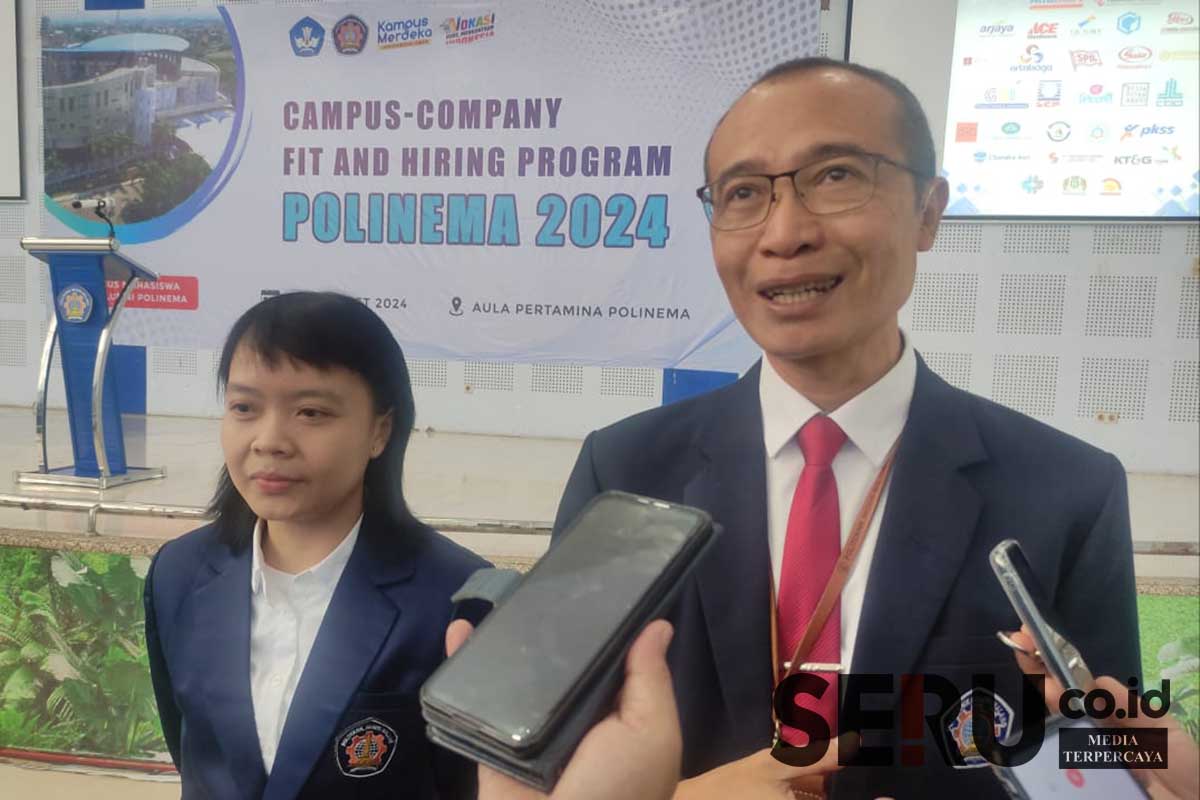 Dr Eng Anggit Murdani ST MEng dan Nain Dhaniarti Raharjo SST MT, menjawab pertanyaan awak media. (rhd) - Ribuan Mahasiswa dan Alumni Serbu Campus-Company Fit and Hiring Program Polinema