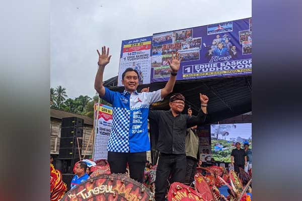 Edhy Baskoro Yudhoyono atau yang akrab disapa Mas Ibas saat menyapa warga di Trenggalek. (Seru.co.id/ams) - Kembali Raih Kursi DPR RI, Mas Ibas Ucapkan Rasa Terimakasih Atas Dukungan Warga