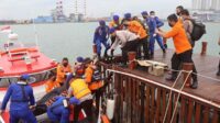 Evakuasi jasad WNA asal Taiwan di Pesisir Pantai Pondok Dayung, Tanjung Priok. (ist) - Lima Hari Pencarian, WNA Taiwan Korban Parikudus Ditemukan