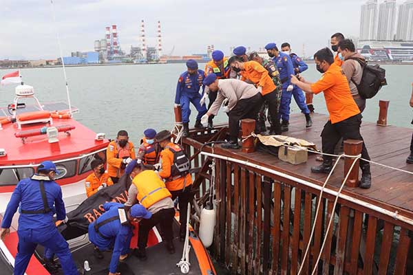 Evakuasi jasad WNA asal Taiwan di Pesisir Pantai Pondok Dayung, Tanjung Priok. (ist) - Lima Hari Pencarian, WNA Taiwan Korban Parikudus Ditemukan