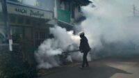 Fogging dilakukan petugas di wilayah RW7 Kelurahan Temas. (ist) - Kasus Kematian Akibat DBD Bertambah, Dinkes Batu Lakukan Fogging di Kelurahan Temas