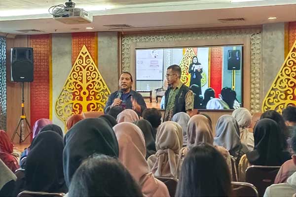 Founder Mavendra Group, Mohammad Cahyadi memberikan penjelasan kepada mahasiswa. (rhd) - Kolaborasi Mavendra TC - Career Center FIA UB Siapkan Mahasiswa di Dunia Kerja