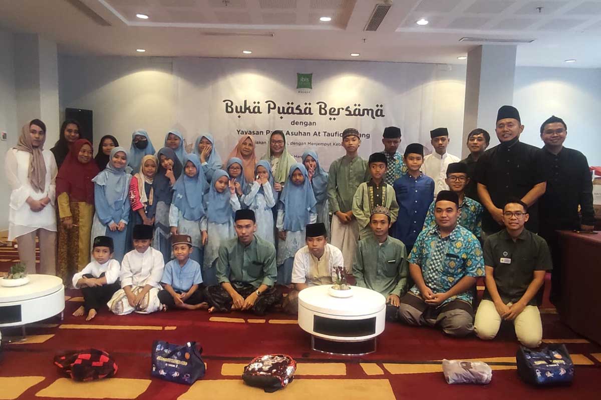 GM Hotel ibis Styles Malang, Ina Rianawati, bersama anak-anak Panti Asuhan At-Taufiq. (rhd) - Ibis Styles Malang Berbagi Kebahagiaan Bersama Anak PA At-Taufiq dan Pengendara