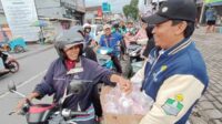 HIPMI Jember saat bagikan ratusan takjil gratis. (Seru.co.id/amb) - Promosi UMKM, Pengusaha Muda di Jember Bagikan Ratusan Takjil Gratis