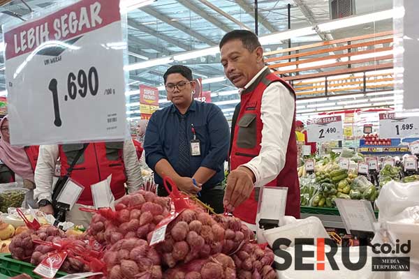 Harga bahan pokok di Superindo Sulfat cenderung lebih stabil dan terkendali. (afi) - Pj Wali Kota Malang Pantau Harga Bahan Pokok, Cenderung Stabil Harga Beda Tipis