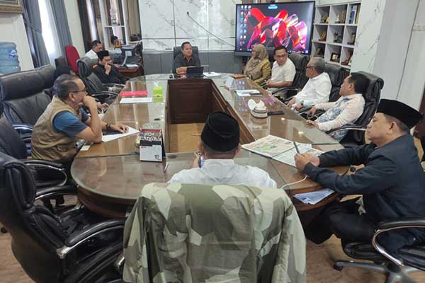 Hearing Komisi B dengan Dewan Pengawas Perumda Tugu Tirta Kota Malang. (rhd) - Pj Wali Kota Malang Pegang 'Bola Panas' Direktur Perumda Tugu Tirta, Diperpanjang atau Diganti?