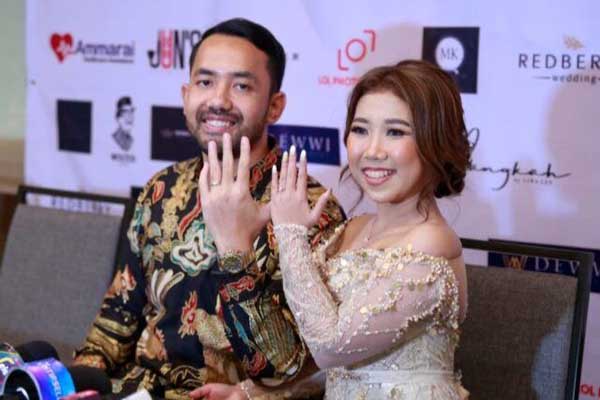 Ilustrasi foto komedian, Kiky Saputri dan suami. (ist) - Kiky Saputri Alami Keguguran Akibat Kista