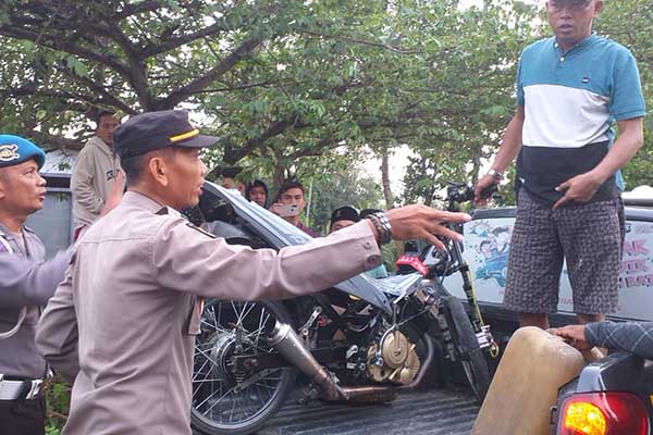 Jajaran Polsek Kadur saat mengamankan sepeda motor yang terlibat dalam balap liar. (Seru.co.id/udi) - Anggota Polres Pamekasan Amankan 6 Unit Motor Aksi Balap Liar