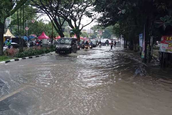 Jalan Suhat seringkali dilanda banjir saat hujan deras. (ist) - Pemkot Malang Ajukan Bantuan Tuntaskan Banjir di Sepanjang Jalan Suhat