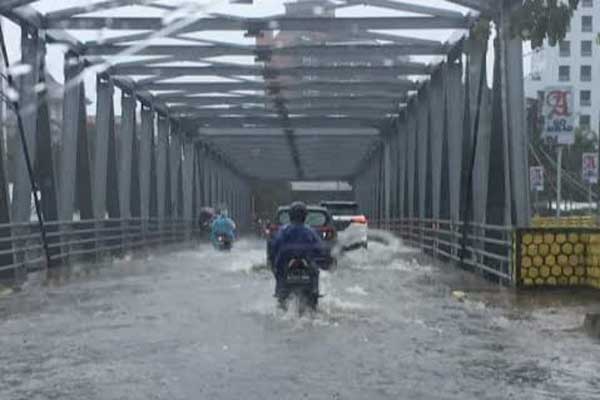 Jalan Suhat tergenang banjir saat musim hujan. (ist) - Atasi Banjir Jalan Suhat, Prof Bisri: Solusinya Saluran Drainase dan Sumur Injeksi