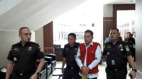 Kadinkes Sumut, Alwi Mujahid saat ditangkap. (ist) - Korupsi Dana APD, Kadinkes Sumut Terancam Hukuman Mati