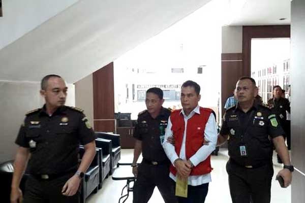 Kadinkes Sumut, Alwi Mujahid saat ditangkap. (ist) - Korupsi Dana APD, Kadinkes Sumut Terancam Hukuman Mati