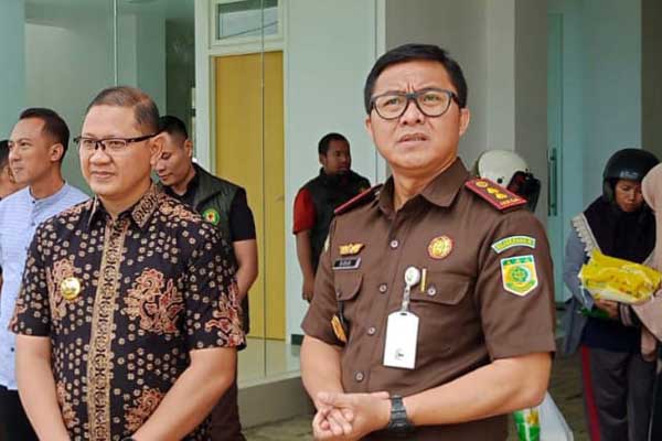 Kajari Batu, Didik Adyotomo SH MH mendampingi Pj. wali Kota Batu meninjau gedung Kejari Batu yang baru. (ist) - Pembangunan Gedung Kejari Kota Batu Kelar, Kajari Didik: Pelayanan akan Lebih Maksimal