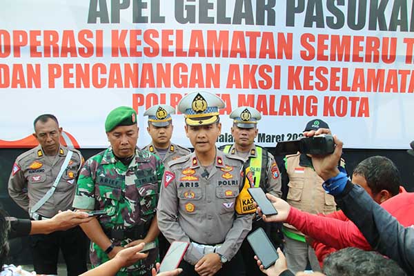 Kasat Lantas Polresta Malang Kota menjawab pertanyaan awak media. (ist) - Operasi Keselamatan Semeru 2024, Polresta Malang Kota Tekan Fatalitas Kecelakaan