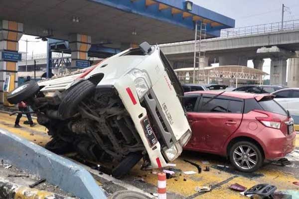 Kecelakaan beruntun di Gerbang Tol Halim Utama Arah Bekasi-Jakarta. (ist) - Sopir Truk Ugal-ugalan Penyebab Kecelakaan Beruntun, Tujuh Kendaraan Terimbas