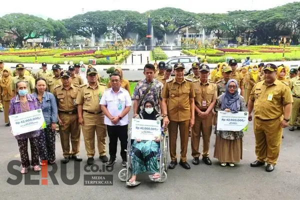 Pj Wali Kota Malang Bersama BPJS Ketenagakerjaan Serahkan Simbolis Kepesertaan dan Santunan