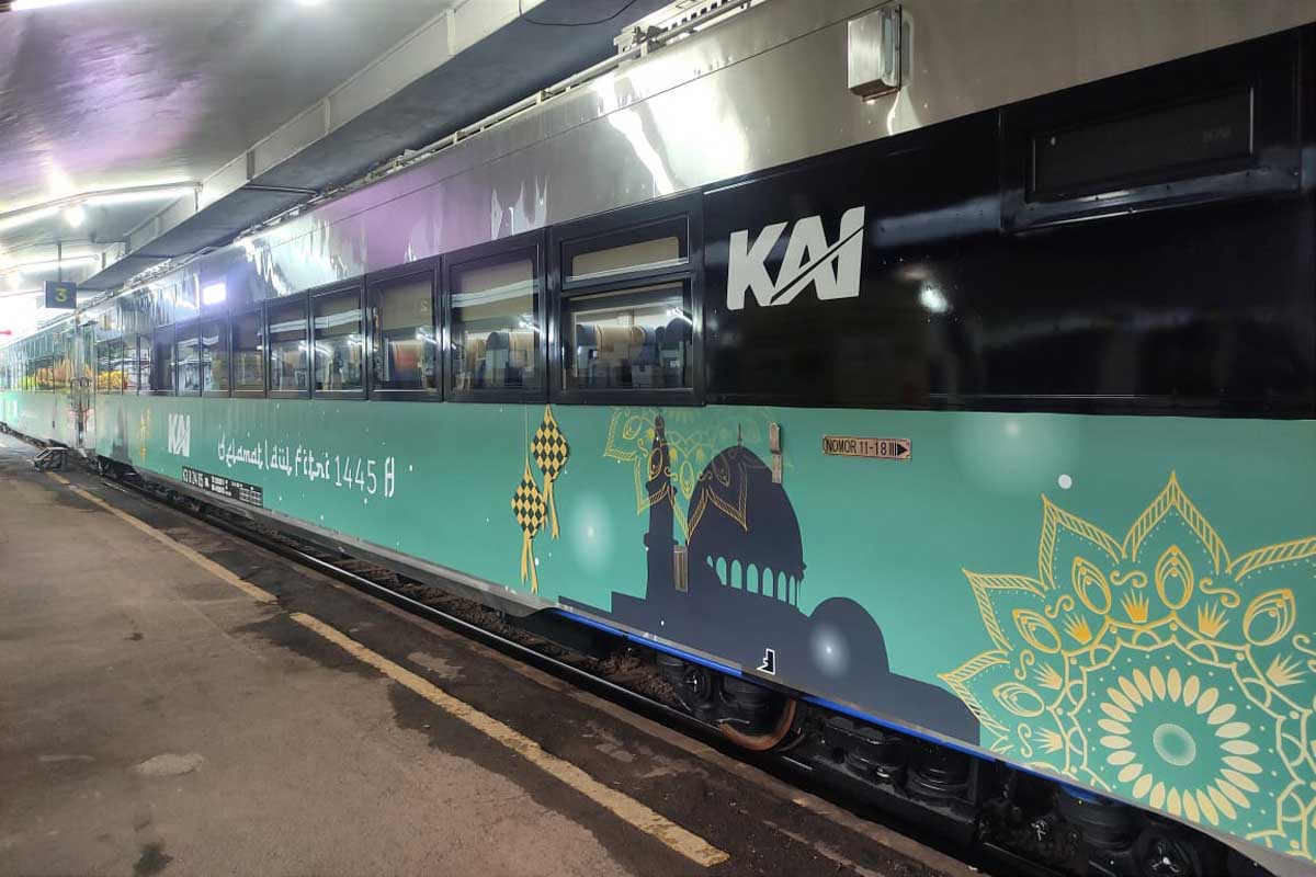 Kereta Ekonomi Stainless Steel New Generation dengan livery Ramadan dan Idulfitri. (rhd) - KAI Luncurkan Kereta Ekonomi Stainless Steel New Generation pada KA Majapahit