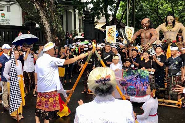 Ketua DPRD Kota Malang, I Made Riandiana Kartika menyalakan api untuk membakar Ogoh-Ogoh, Minggu (10/3/2024). (ist) - Sambut Nyepi, Pj Wali Kota Malang Turut Menyaksikan Tawur Agung Kesanga
