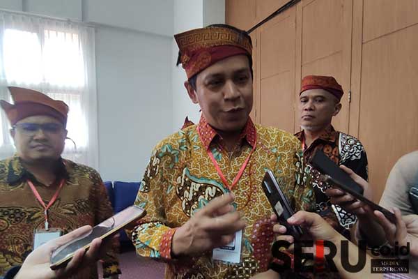Ketua FDTI, didampingi Dekan FT UB dan Sekjen FDTI, menjawab pertanyaan awak media. (rhd) - Rakernas FDTI Pangkas Kesenjangan Fakultas Teknik Perguruan Tinggi se-Indonesia
