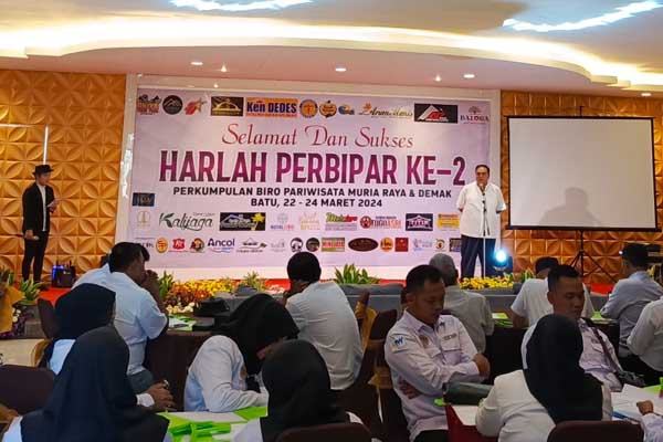 Ketua Umum PERBIPAR memberikan sambutan pembukaan kegiatan. (dik) - Kota Batu jadi Tuan Rumah Harlah Ke-2 Perhimpunan Biro Pariwisata PERBIPAR