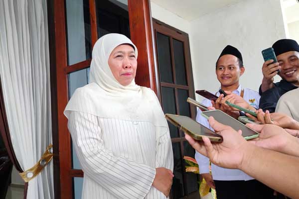Khofifah Indar Parawansa saat dimintai keterangan di Bakorwil Pamekasan. (Seru.co.id/udi) - Optimis Maju di Pilgub Jatim, Khofifah Sebut Pengusaha H Her Dibelakangnya