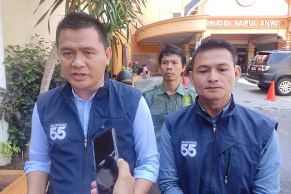 Kiagus Firdaus (kiri), didampingi Krisna, menjawab pertanyaan awak media. (rhd) - PT Indo Parkir Utama Laporkan RSSA ke Ombudsman, Dugaan Lelang Parkir Curang