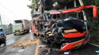 Bus Gunung Harta Adu Moncong dengan Truk Fuso di Jalur Pantura Situbondo, Satu Orang Meninggal