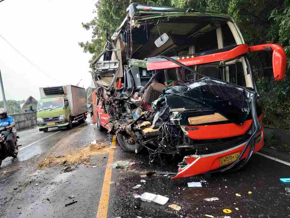 Bus Gunung Harta Adu Moncong dengan Truk Fuso di Jalur Pantura Situbondo, Satu Orang Meninggal