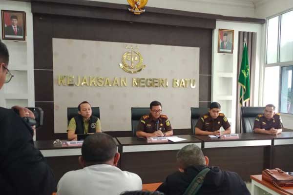 Konferensi Pers, ungkap kasus hukum yang ditangani oleh Kejari Batu. (ist) - Kejari Batu Ungkap Kasus Penipuan KUR BRI Bermodus Topengan dan Tempilang