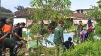 Koramil Blimbing bersama warga karya bakti bersihkan TPU Gang Makam. (ist) - Koramil Blimbing Bersama Warga Karya Bakti Bersihkan TPU Gang Makam