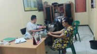 Korban KDRT saat diamankan di Mapolsek Setempat. (ist) - Seorang Suami Aniaya dan Sekap Istri di Kandang Sapi