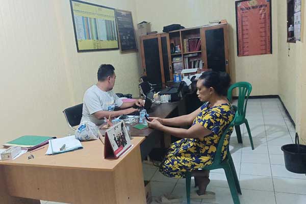 Korban KDRT saat diamankan di Mapolsek Setempat. (ist) - Seorang Suami Aniaya dan Sekap Istri di Kandang Sapi