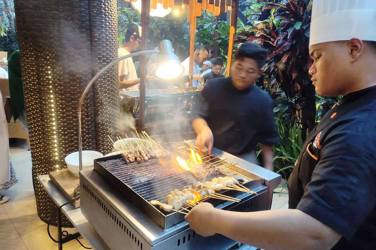Live cooking khas barbeque. (ist) - Kuliner Ramadan Ijen Suites Malang Hadirkan Menu All You Can Eat Rp135.000