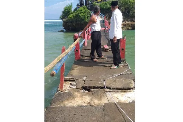 Jembatan Penghubung Pulau Ismoyo dan Wisanggeni Pantai Balekambang Retak Diterjang Ombak Tinggi